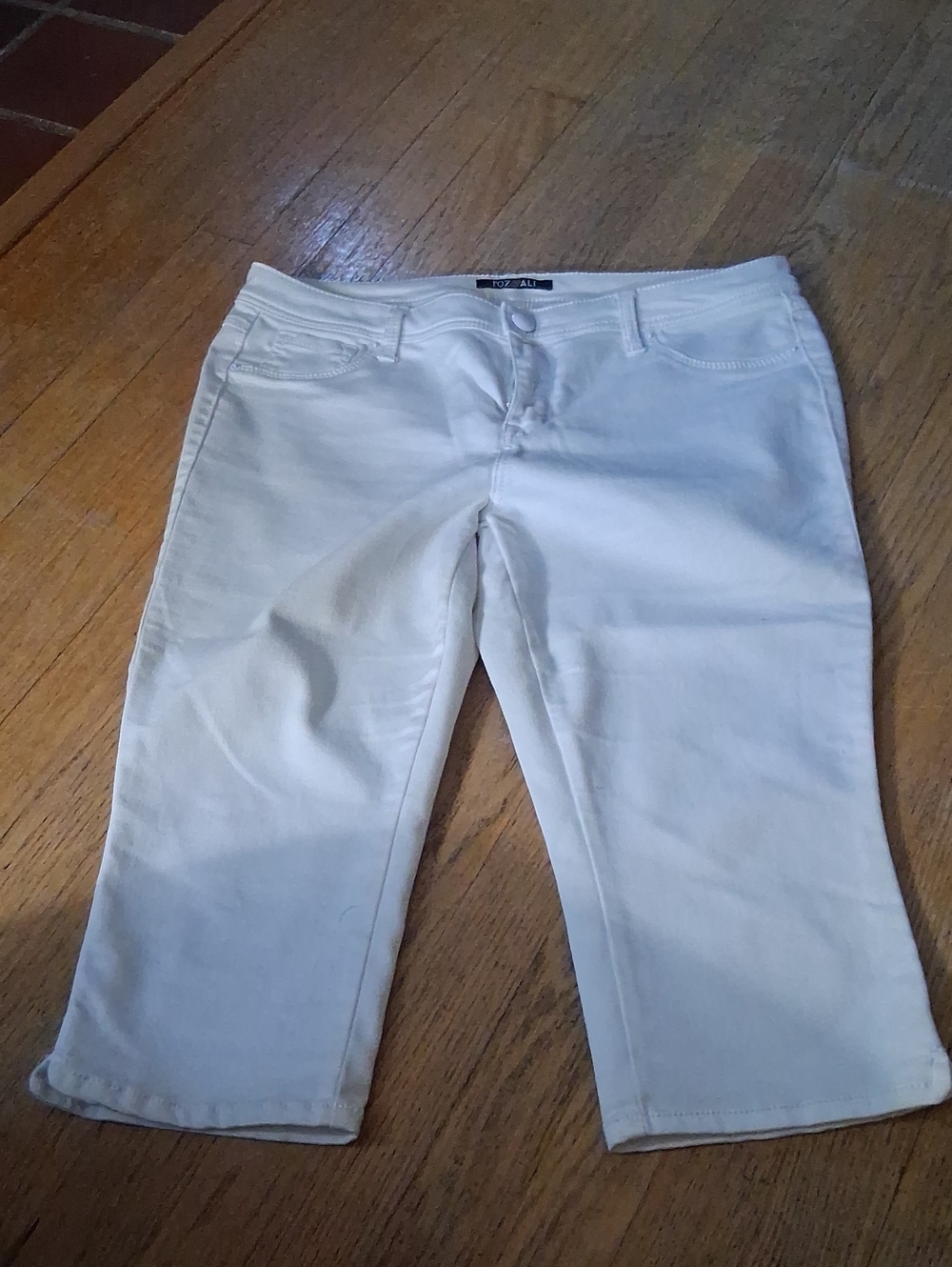 Roz & Ali White Petite Stretch Capri